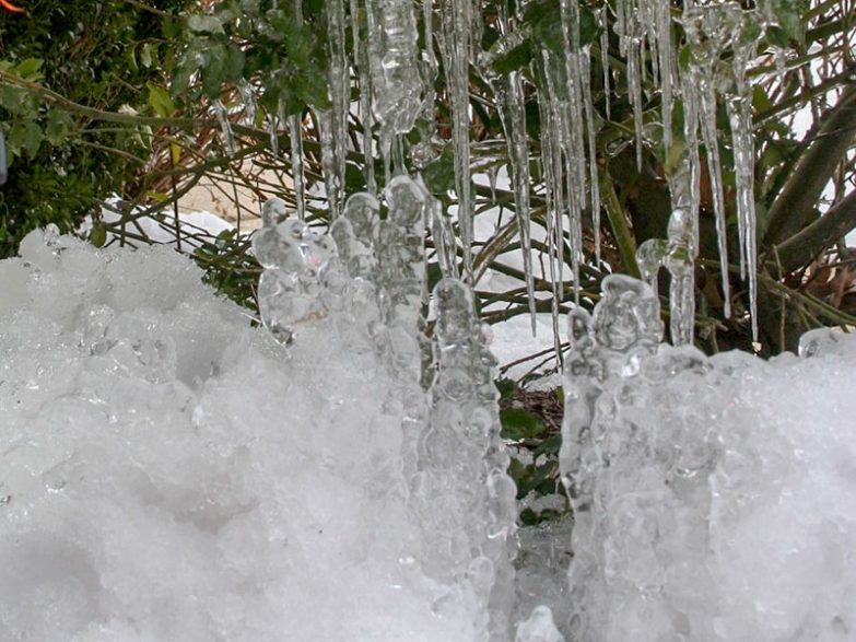 Glänzend-glitzernde Eiszapfen