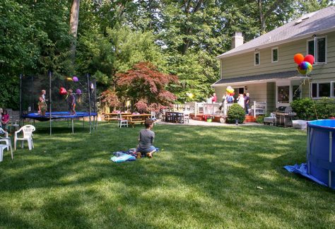 Unser „Sommergarten“ – Trampolin, Party und Pool