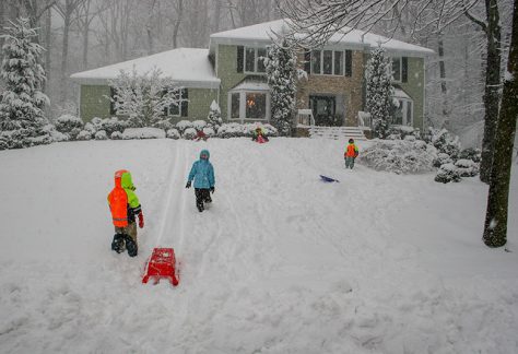 Schlittenfahren im „Vorgarten“ (front yard)