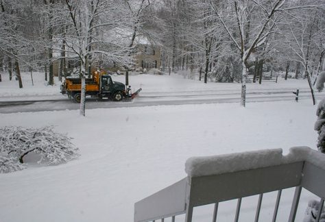 Der Schneepflug macht die Straße frei