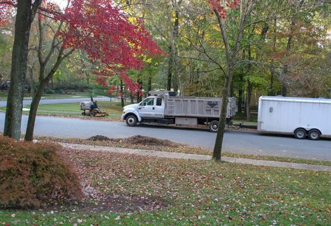 Die „landscaping“-Trucks röhren ...