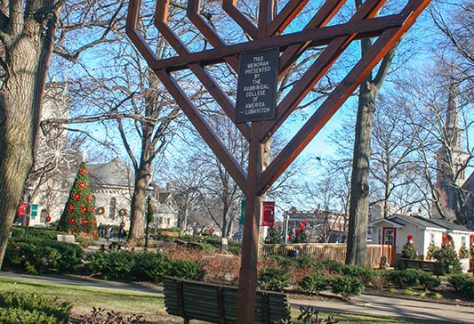 Jüdische Menora und christlicher Tannenbaum im Park