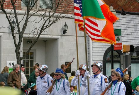 … findet ein großer Straßenumzug mit vielen Gruppen statt