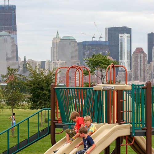 Spielplatz vor berühmter Kulisse