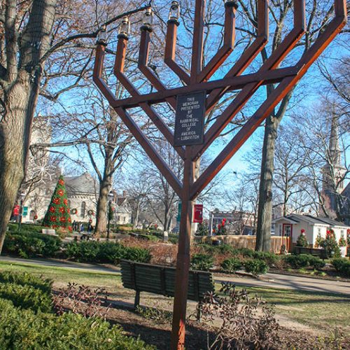 Menorah und Weihnachstbaum nebeneinander