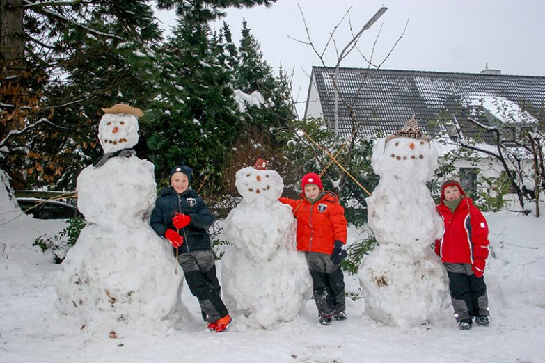 Drei Kids im Schnee