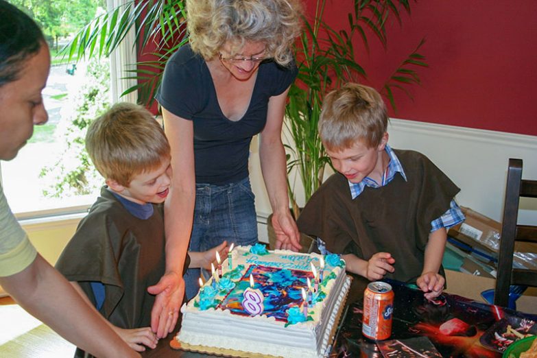 Bunte, dicke Thementorte zum Geburtstag