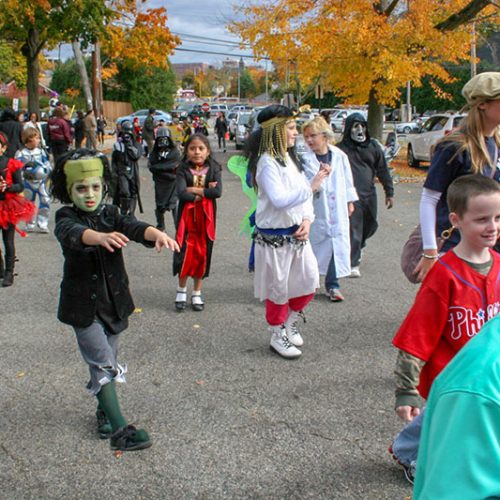 Die Halloween-Parade ist wie ein kleiner Kinderkarnevalsumzug