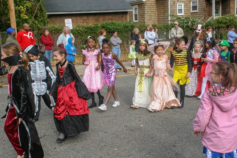 Die Halloween-Parade ist wie ein kleiner Kinderkarnevalsumzug