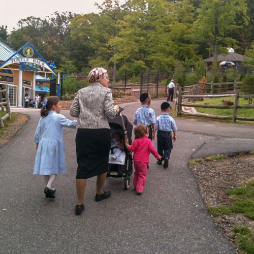 Jüdische Familie beim Zoobesuch