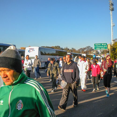 7.40 Uhr - Volkswanderung zum Eingang