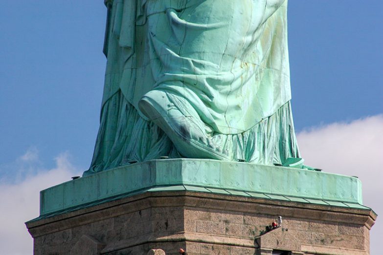 Die Lady ist barfuß unterwegs.