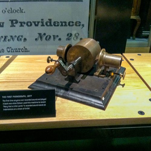 Die erste Sprechmaschine