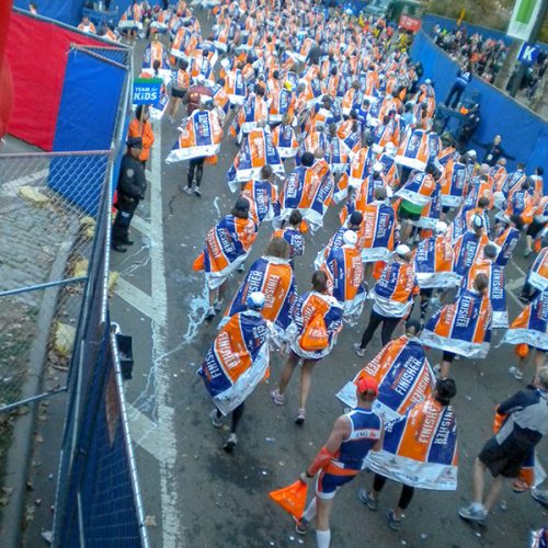 ... marschieren alle noch ungefähr eine Stunde bis zum Ausgang