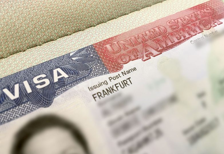 Wer länger in den USA bleiben will, benötigt entweder eine Green Card oder ein Visum