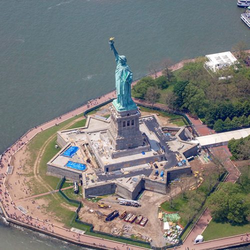 ... eine Runde zur Lady Liberty fliegt