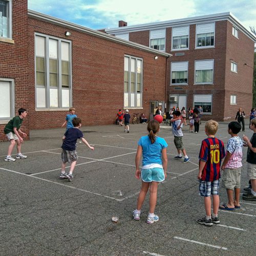 ... dann auf dem Schulhof Four-Square spielen