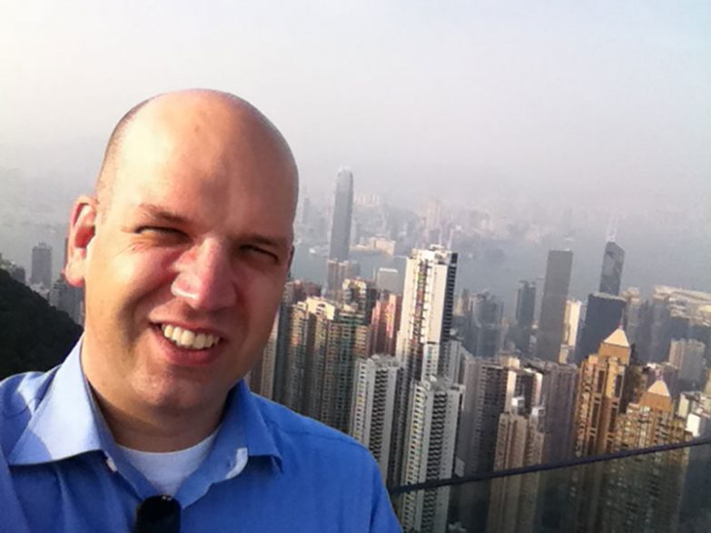 Marc auf dem Victoria Peak vor der Skyline von Hong Kong