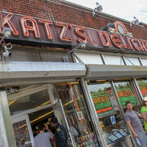 Bei „Katz’s Delicatessen“ in New York