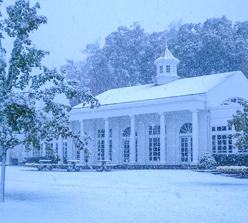 Weiße Winter-Wonderland-Schule