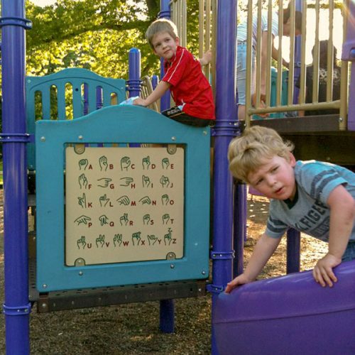 Zeichensprache auf dem Spielplatz